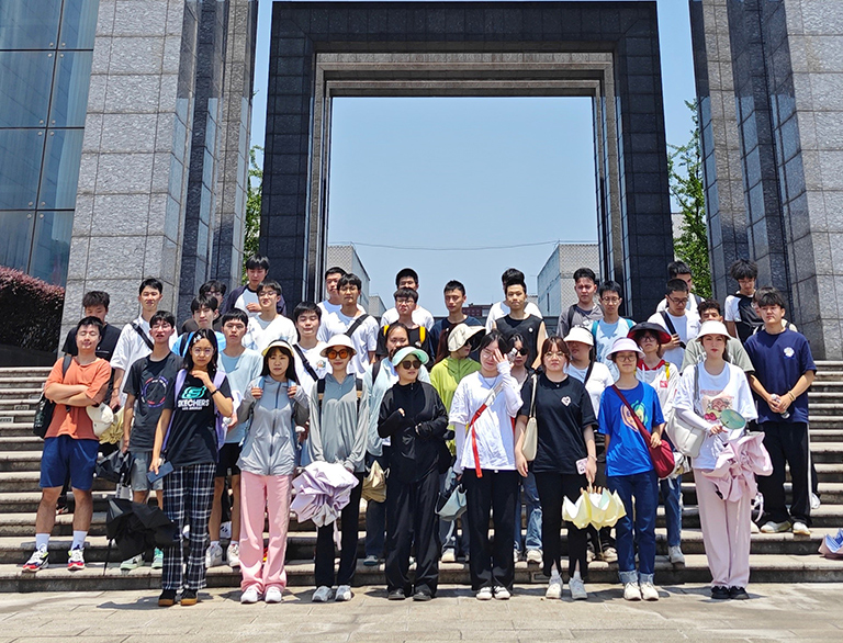 国美酒业联合四川轻化工大学开展认知实践活动